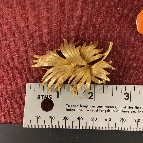 Vintage Lisner golden brooch Guc 2" x 2.25" - Picture 9 of 10